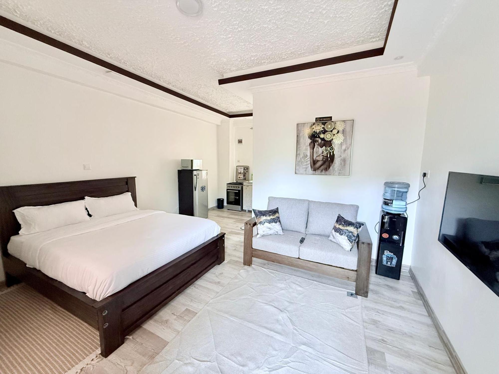 Abby Studio Riverside Apartment With Swimming Pool Nanyuki Exterior photo